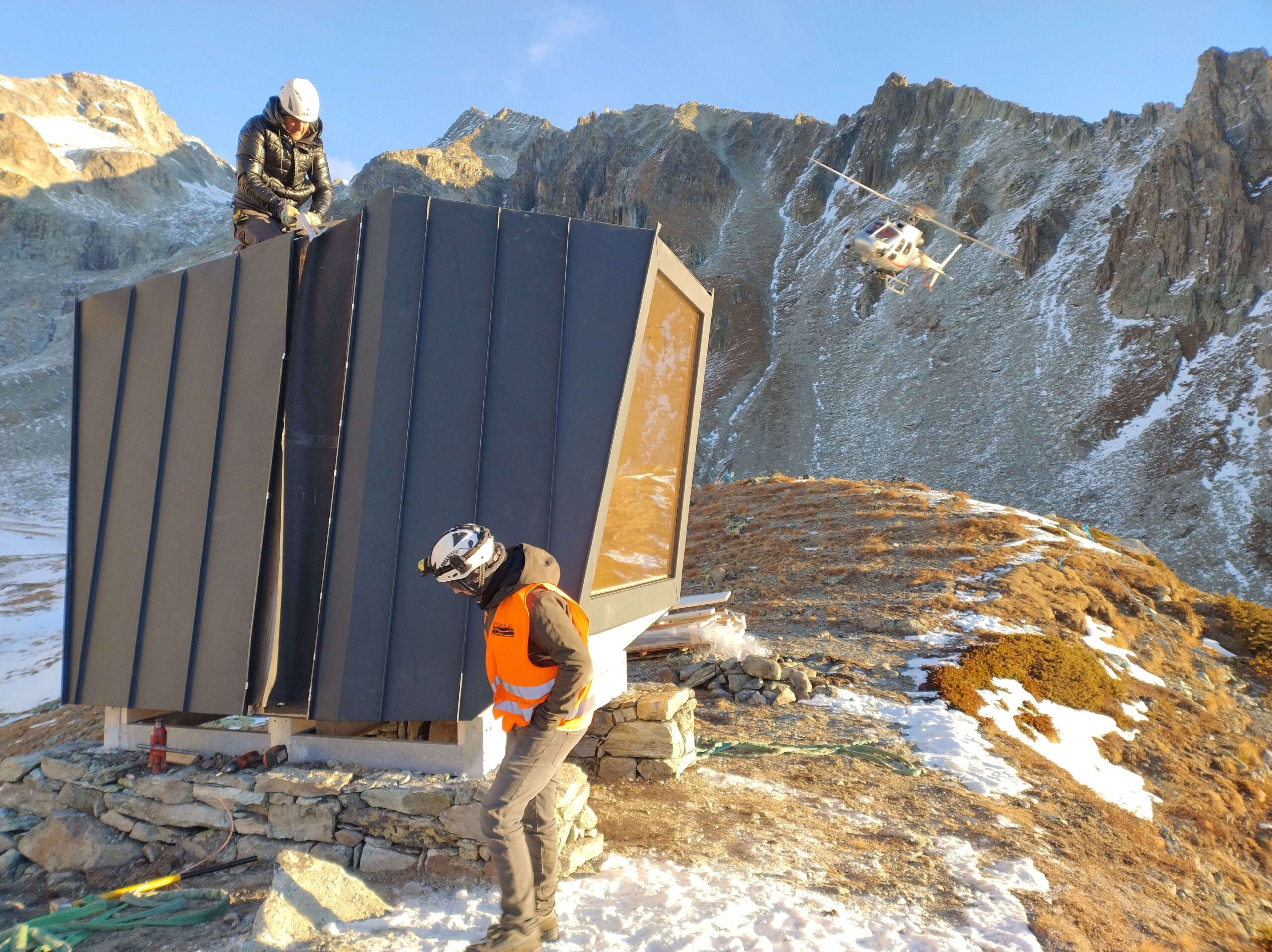 Bivacco alpino nel vallone di Chardonney a Bionaz, progettato da Ingeolab, struttura prefabbricata in legno XLAM ancorata alla roccia per garantire sicurezza e sostenibilità in ambiente montano