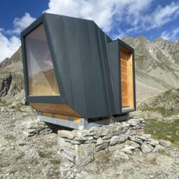 Vista esterna del bivacco alpino
