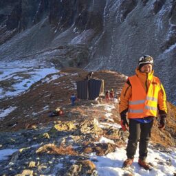 Bivacco alpino nel contesto naturale